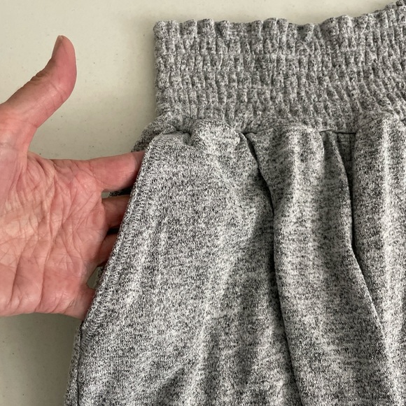 Aritzia Wilfred Free Sweat Shorts Heathered Gray Comfort Smocked Waist Small - Picture 4 of 8